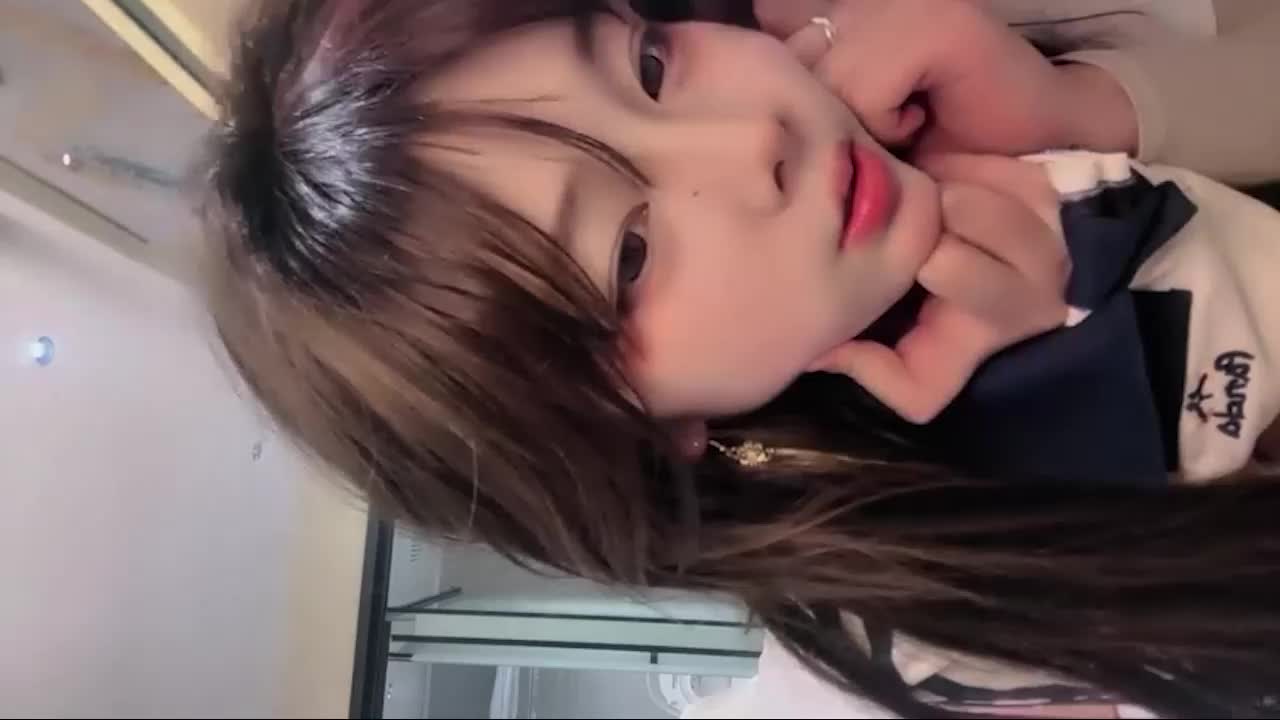 Mẹ đỡ đầu eliy - Nữ sinh xinh đẹp nhất trường, da mịn màng, săn chắc, quyến rũ, cùng bạn trai tham gia vào ngành giải trí.