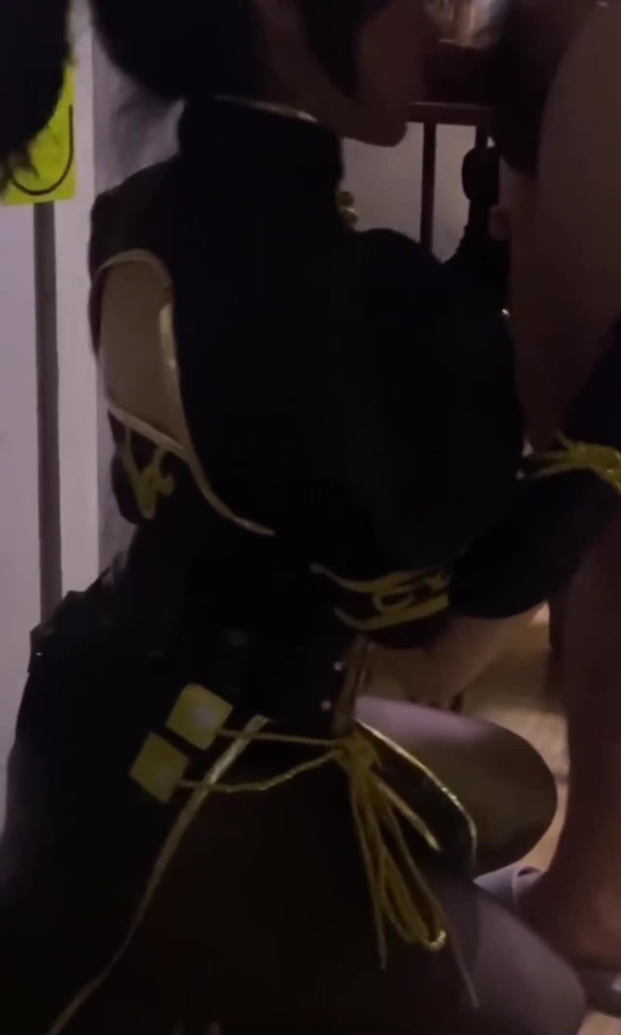 Naked Dance - Cosplay nữ hiệp và chủ nhân heo béo của cô ấy tập thể dục ngoài trời