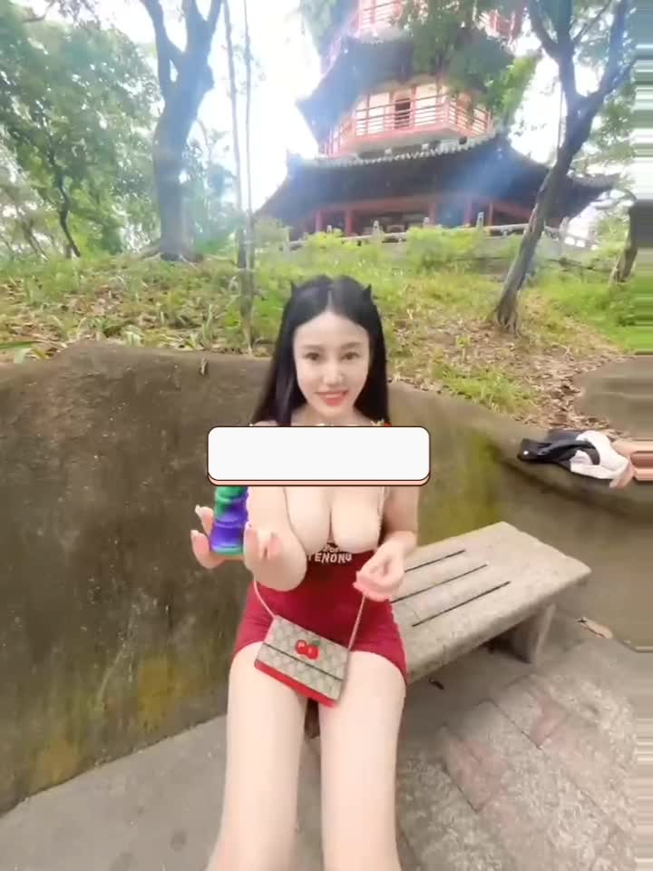 Trang web tài nguyên dành cho người lớn - Người mẫu trẻ tuổi nổi tiếng trên mạng xã hội ở Thâm Quyến xuất hiện với hình ảnh trái ngược, huấn luyện ngoài trời với mức độ lộ liễu cao, thích làm con chó cái nhỏ.