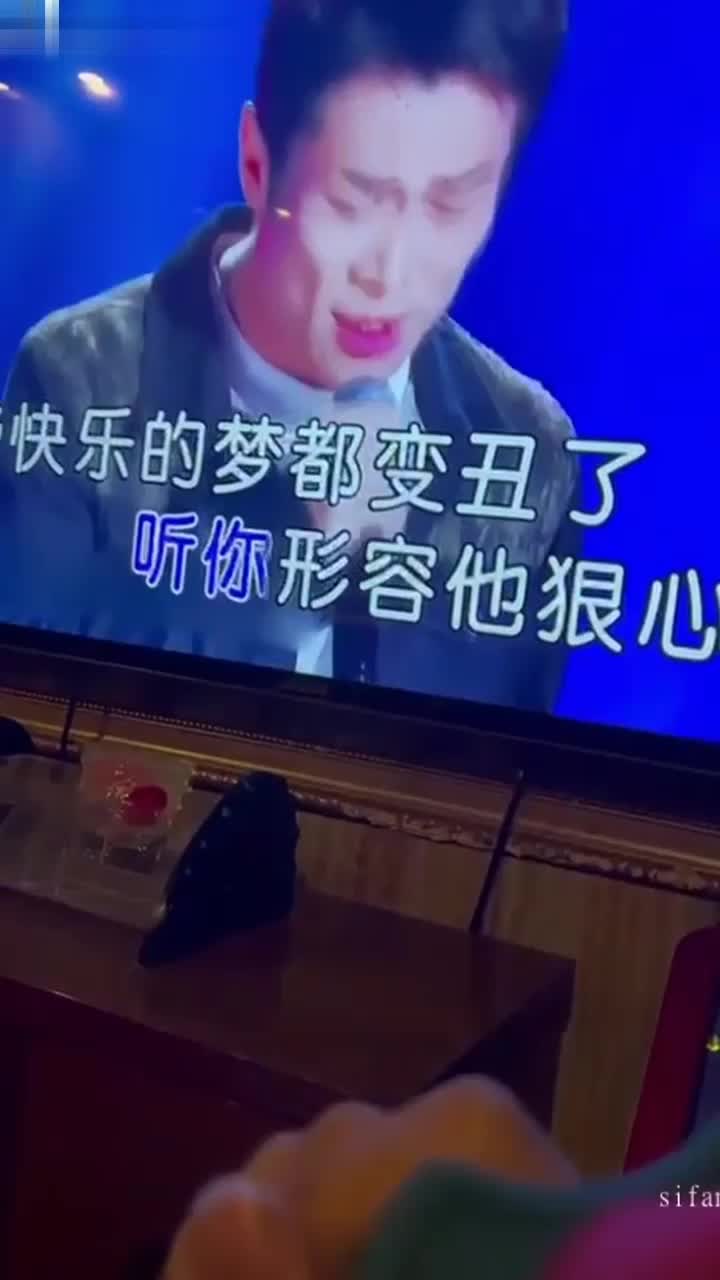 免费 黄色 片 - 便唱边口 接完精蹲在那真跟狗一样被训得可以