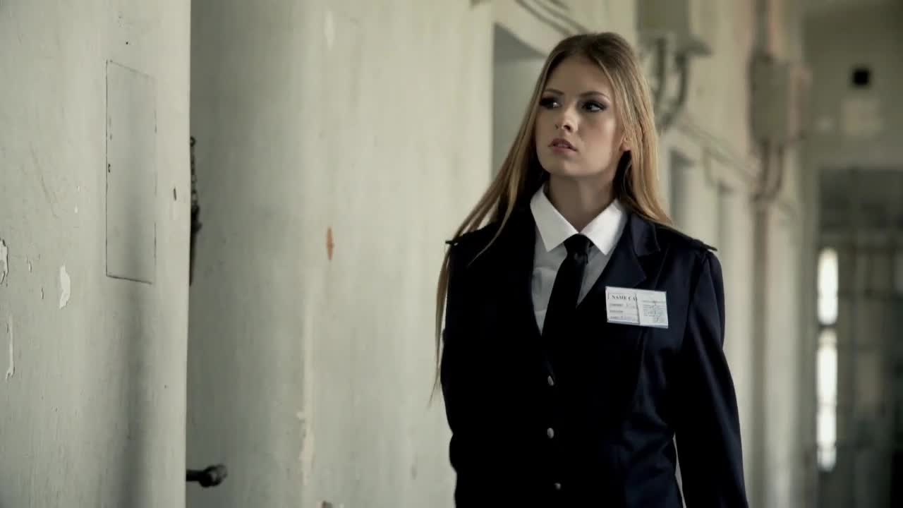 家庭乱倫 - 【美剧巅峰之作，打桩机都没那么猛吧预览】扒开裤子看到这么大鸡巴震惊了！骑乘人家累了女主直接自己动