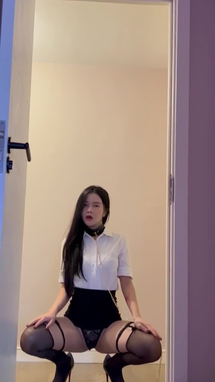 Phúc lợi Hime cos - Cô gái Việt Nam mặc váy siêu ngắn, bò trên đất, mông lộ ra