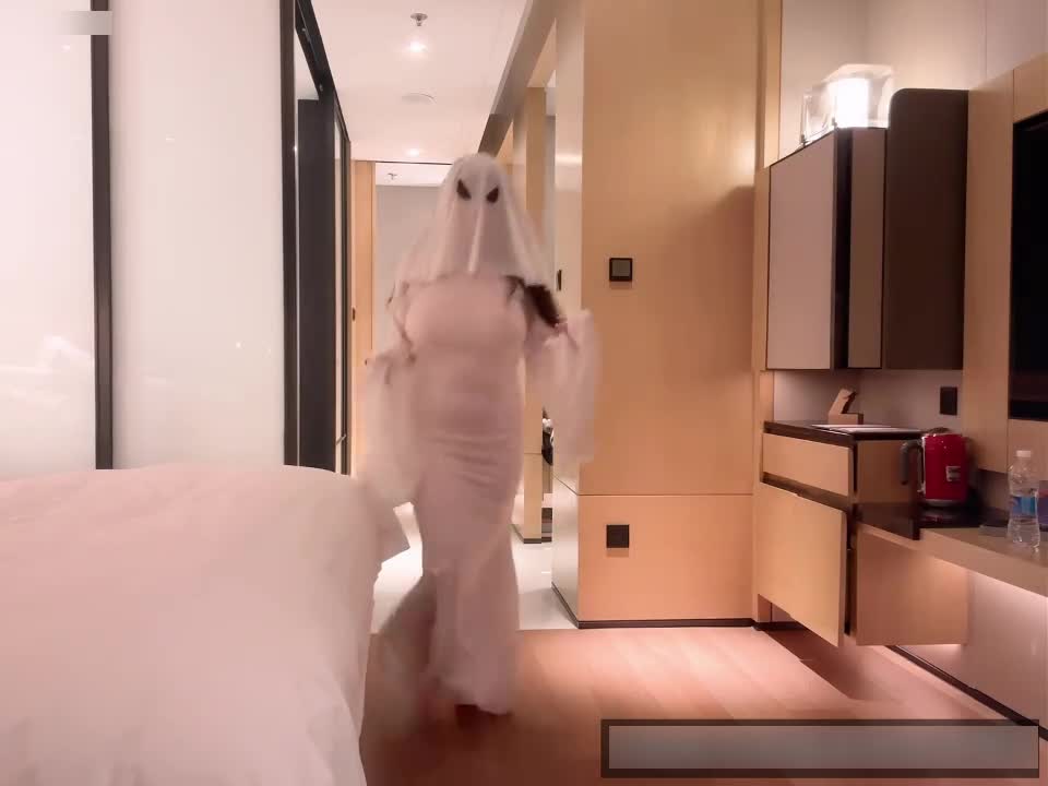 Bạch Tất Chân Giao - 【Ngực to tấn công! Ma nữ Halloween】 Ngực to quá, hai bầu ngực bị đụ liên tục lắc lư, khi chạy đến thì ngực suýt nữa là bật ra ngoài!