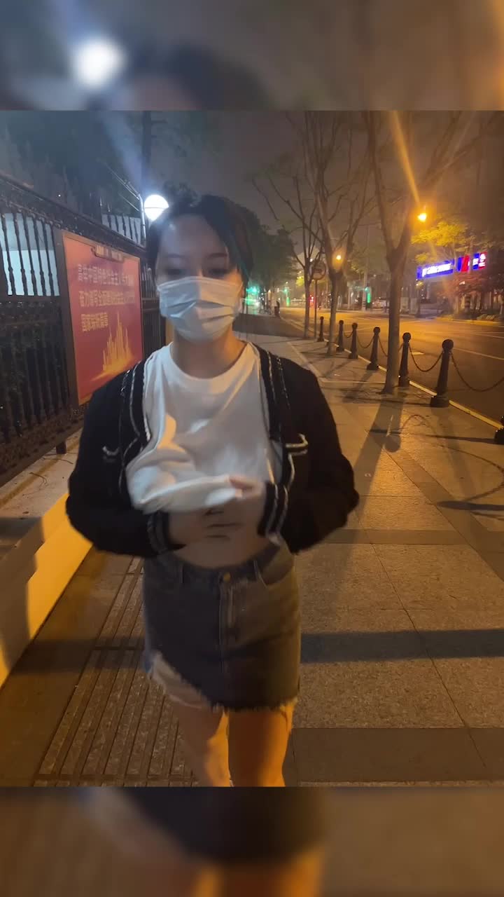 成人tv - 疯传！！裸女到处逛大街