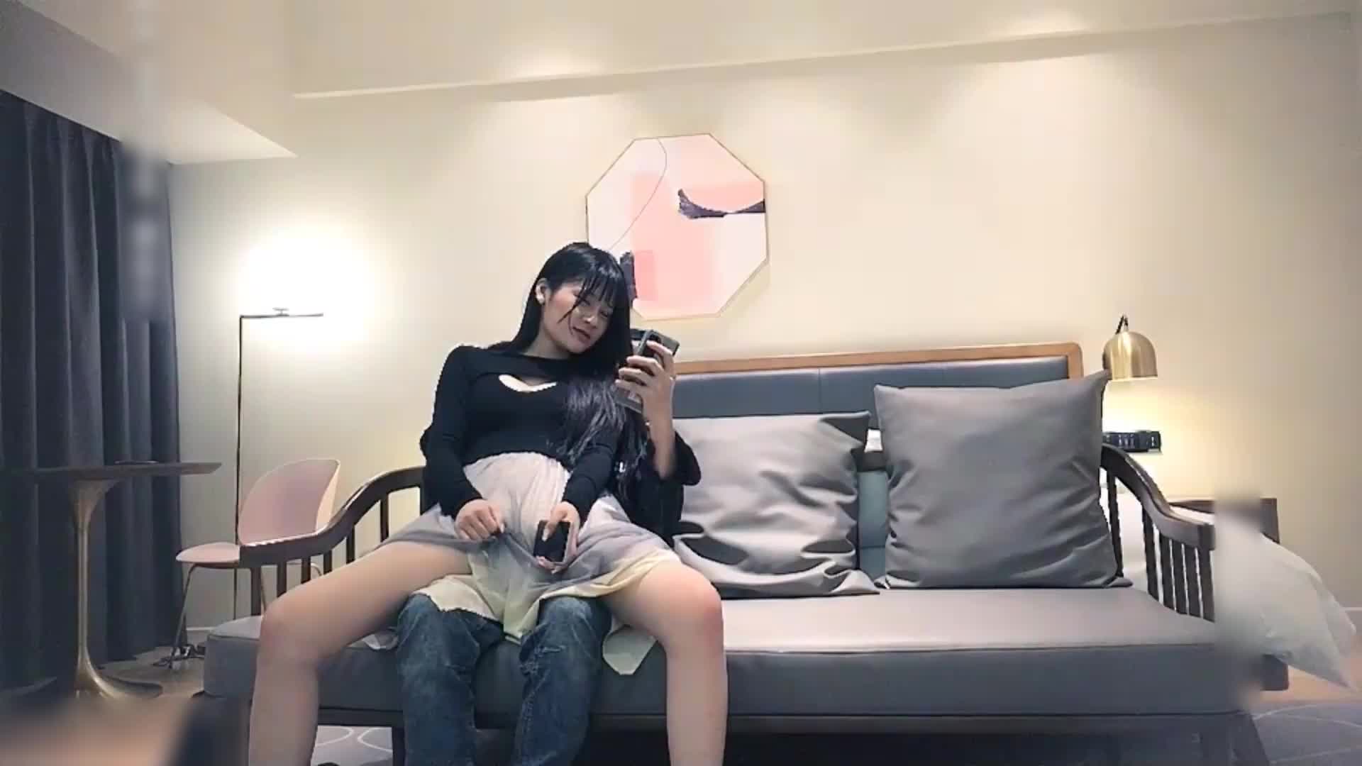 国产 av 视频 - 【午夜探花】非常骚气妹子啪啪，伸入内裤摸逼舔奶调情大黑牛玩弄猛操