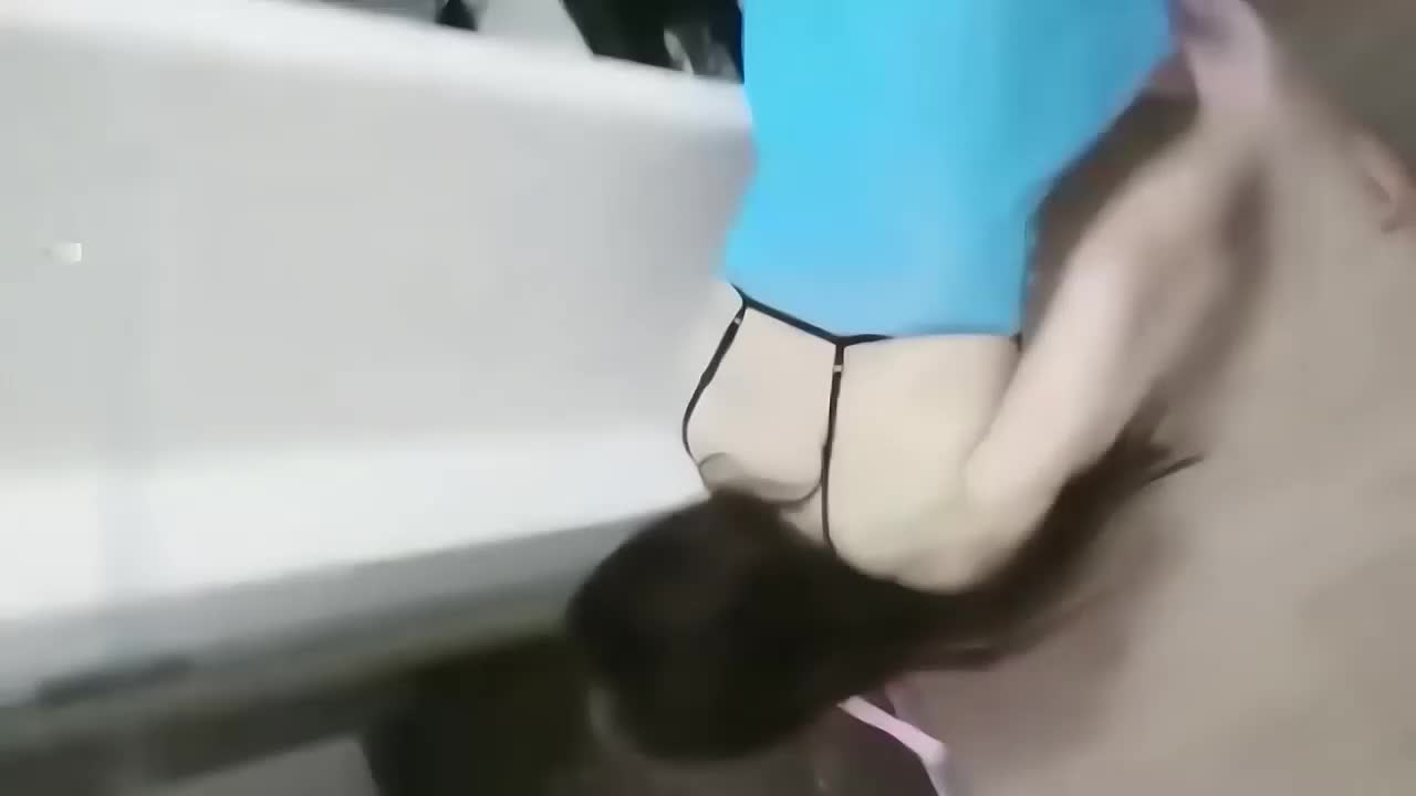 熟女做爱 - 哥哥分享嫂子，直播乱伦大秀，蒙眼调教狗链锁喉自学狗爬