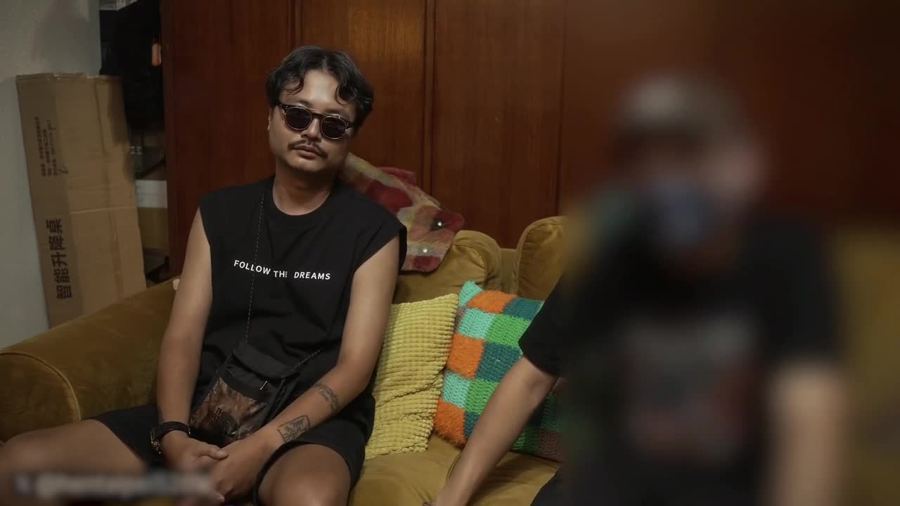 色情 av 视频 - 在厨房被挑逗到欲火焚身的她全心全意为你口交