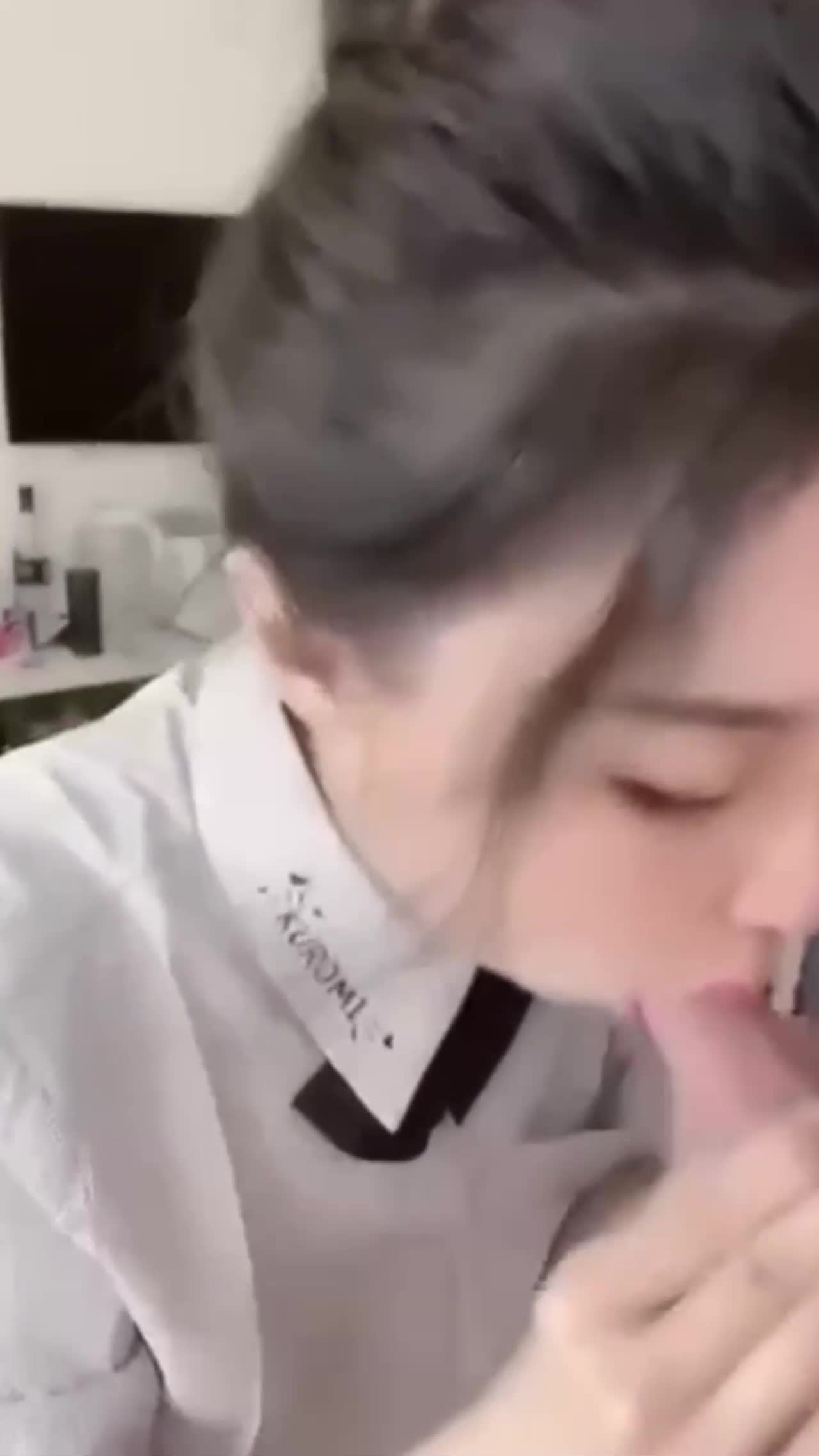 狠 狠 撸 - JK制服极品女神带男友在闺房口交口爆