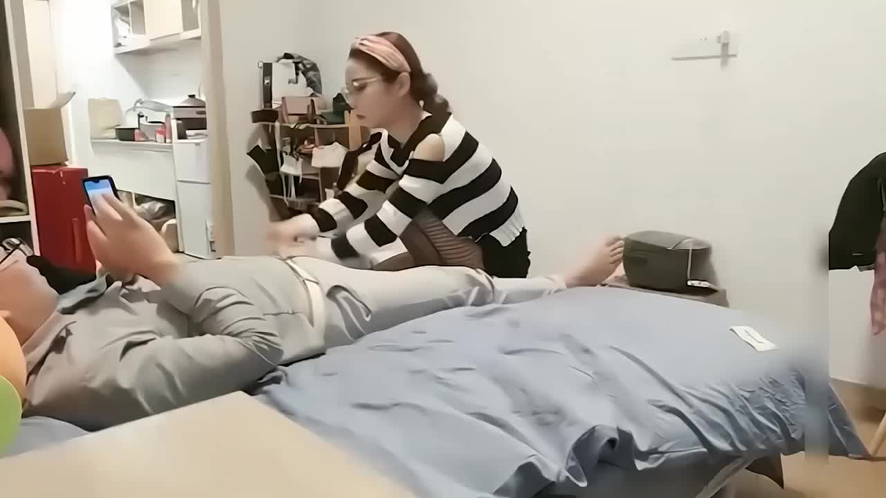 色情网站 - 搭讪良家按摩女，紧致小脸蛋渔网黑丝诱人，加价操逼