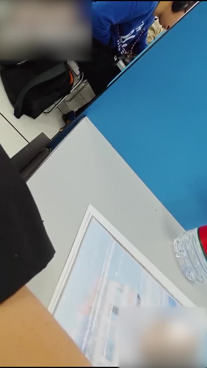 91成人 - Sự cố tại cửa: Video ghi lại cảnh sinh viên đại học thủ dâm trong phòng học nghe nhìn bị lộ, thủ dâm bốn lần trong một tiết học, mải mê thủ dâm đến mức không để ý có người đang quay lén.