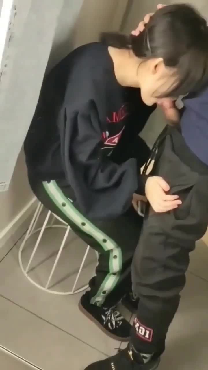 7777 91porn - 学生情侣公厕偷禁果