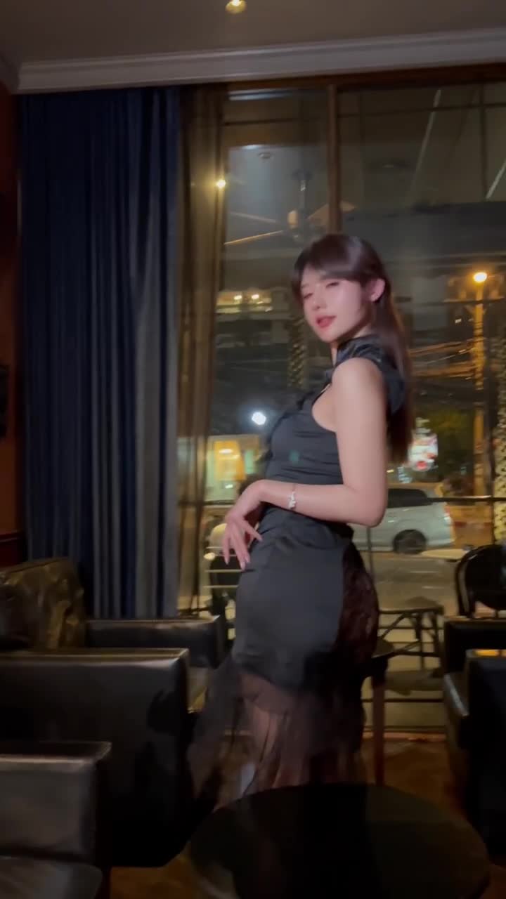 Mới nhất Chân giao - Dưới bóng đêm, cô gái uốn éo bên trong lớp kính, còn bên ngoài có người qua đường đang nhìn chằm chằm.