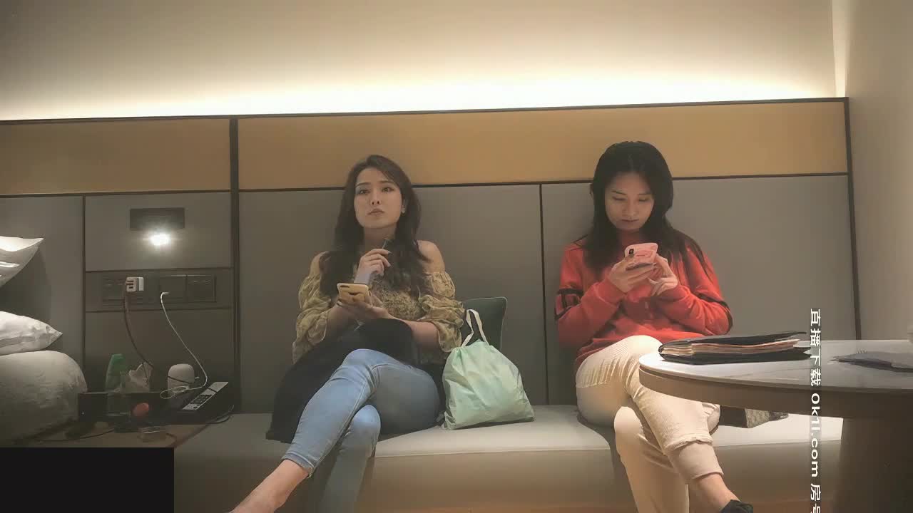 【国产探花】两个靓妹二选一，留一个服侍大屌哥啪啪，抬腿侧入抽插猛操，搞得妹子呻吟连连