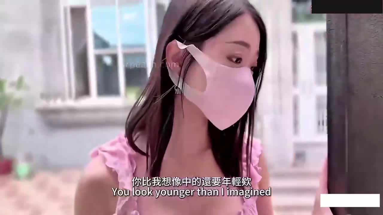 《空虚的房东太太》因和老公性生活不和谐，好心房客掏枪相助，卖力抽插紧致嫩穴，满足房东太太的欲望