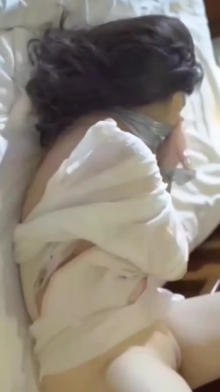 流出！被强奸的女高中生 绑带捂嘴 太可怜