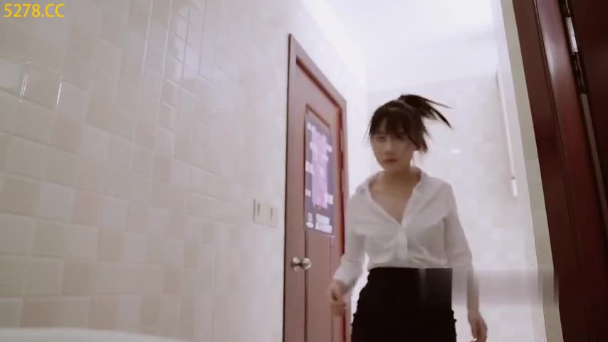 新年賀歲檔國產痴漢系列保安偷拍到經理與職員做愛色心大起威脅美女廁所強幹 高清版