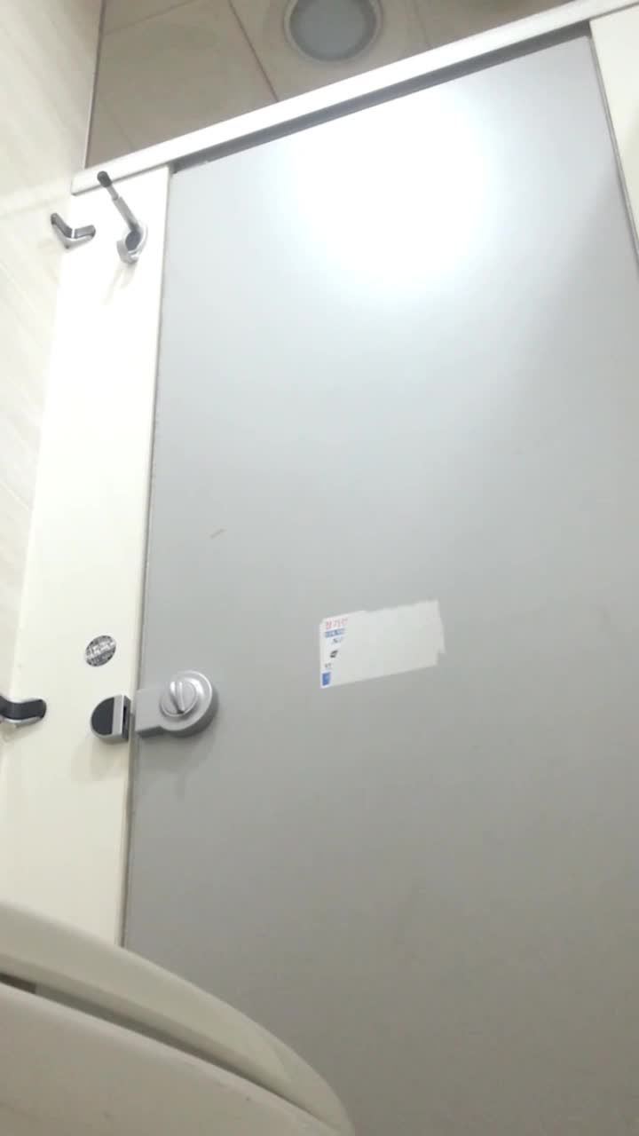 厕所偷拍身材诱人的人妻