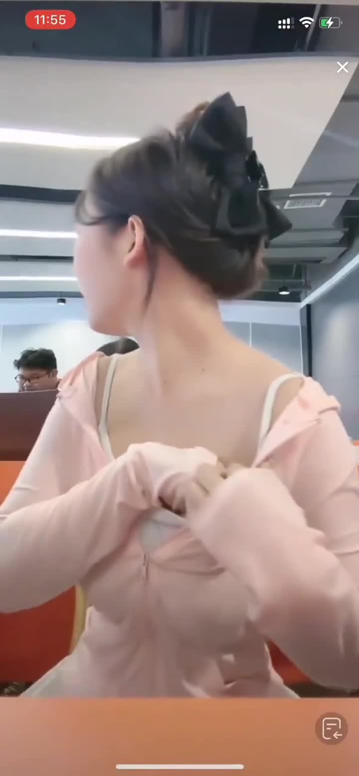 [Jitterbug Selected Going Naked] Certains sont délibérés, d'autres sont accidentels, la classe de l'école ramasse en direct des autocollants sur la poitrine, et le jitterbug farcit en direct des œufs qui sautent, les tripes sont vraiment trop grosses.