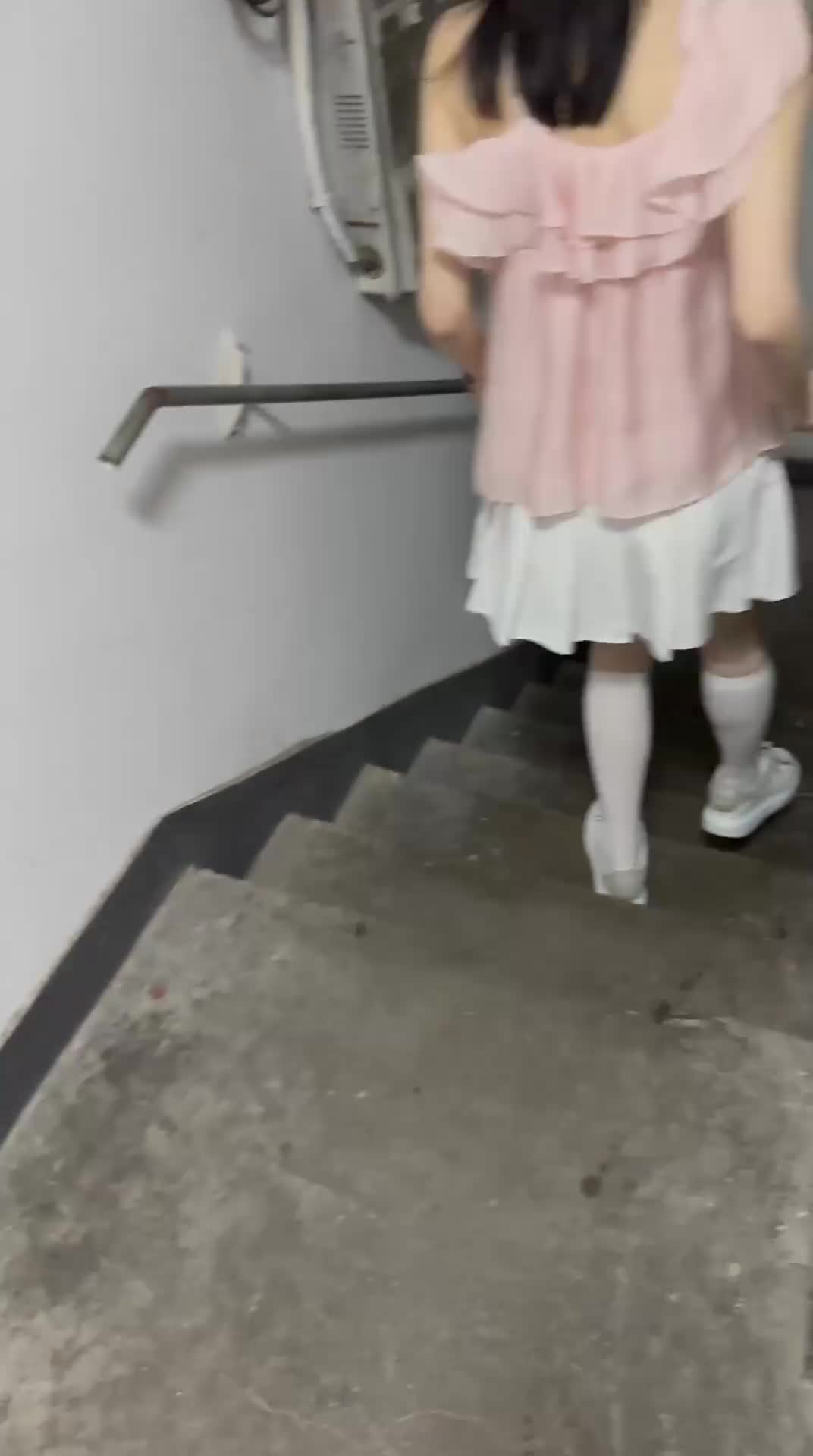 Giocare con la sorella di un compagno di classe al liceo, la tenera figa di una giovane ragazza Le calze bianche sono così allettanti.