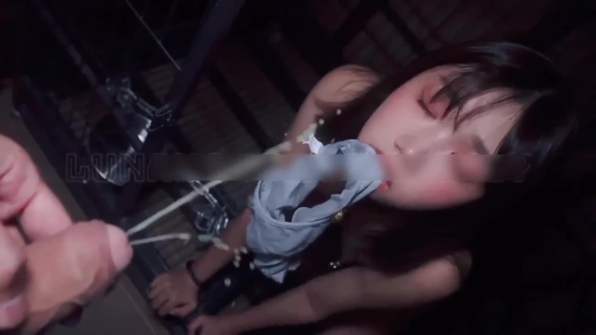 高价自购luna调教-超清纯可怜表情母狗被调教，嘴里叼着内裤接收主人圣水洗礼，还把内裤拧干把里面尿舔