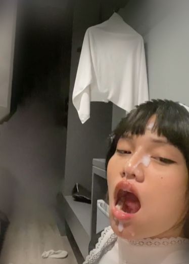 Иностранная девушка-студентка монахини-косплейщицы очень хороша в этом деле.