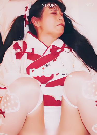 JK 로리의 10대 소녀가 미친 듯이 뺨을 때리며 울고 있는데, 음악이 분위기에 너무 잘 어울립니다.