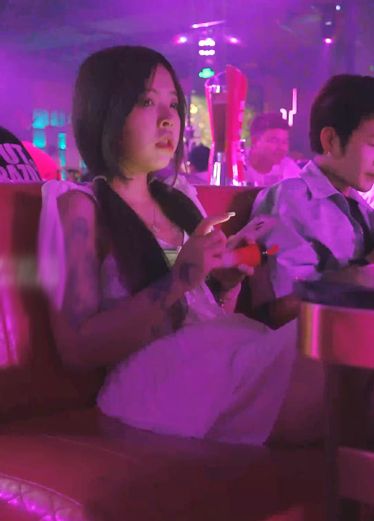 性愛視 - 这妹子喝茫了都，走路都不稳，内裤都给我偷拍了