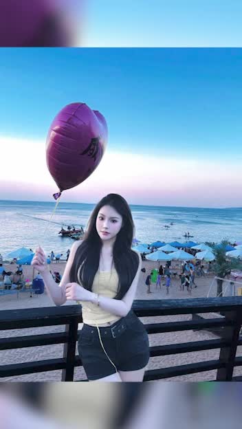 Cô gái có đôi mắt long lanh, ngồi xổm ngậm cặc, ánh mắt đó không cứng cũng phải cứng lên.