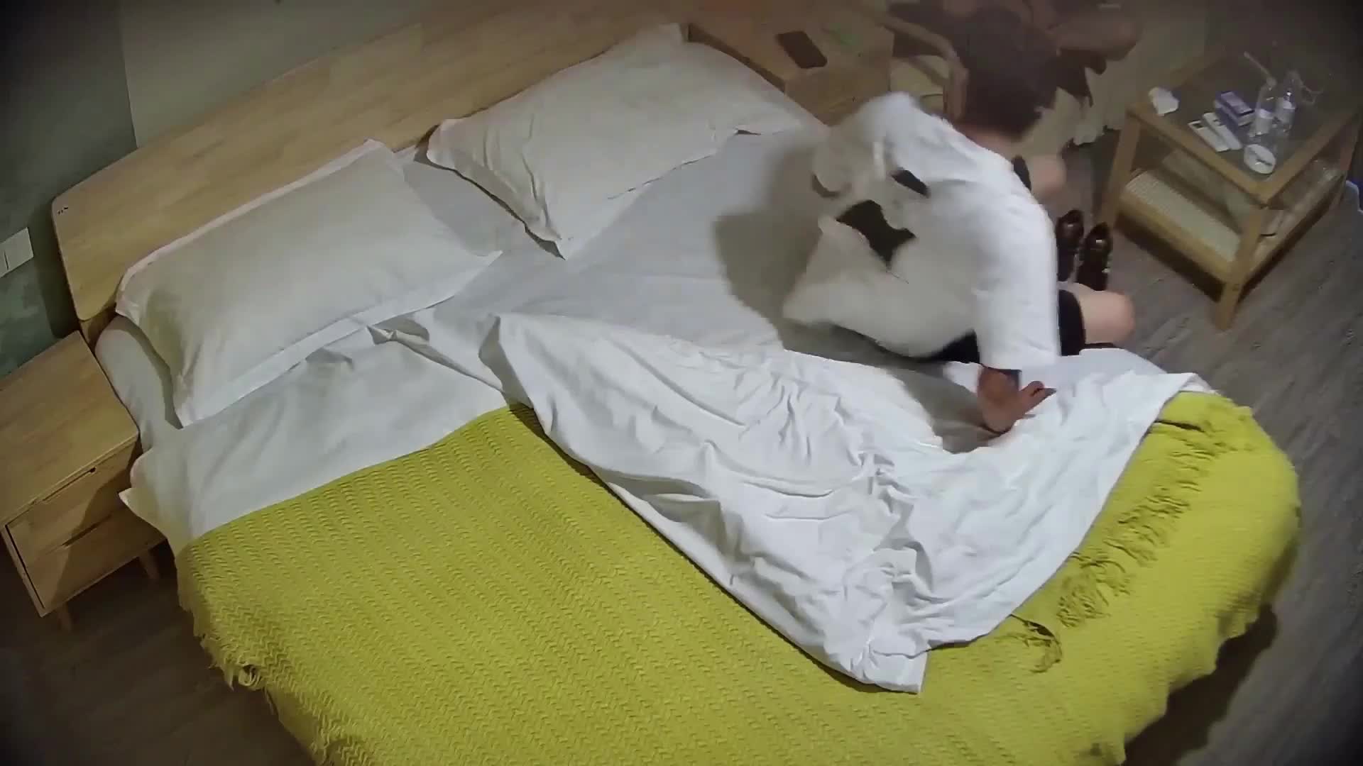 Cazzo, questa troia muore dalla voglia di saltare da un aereo solo per farsi una scopata! È così arrapato, per favore fategli fare la sua strada.