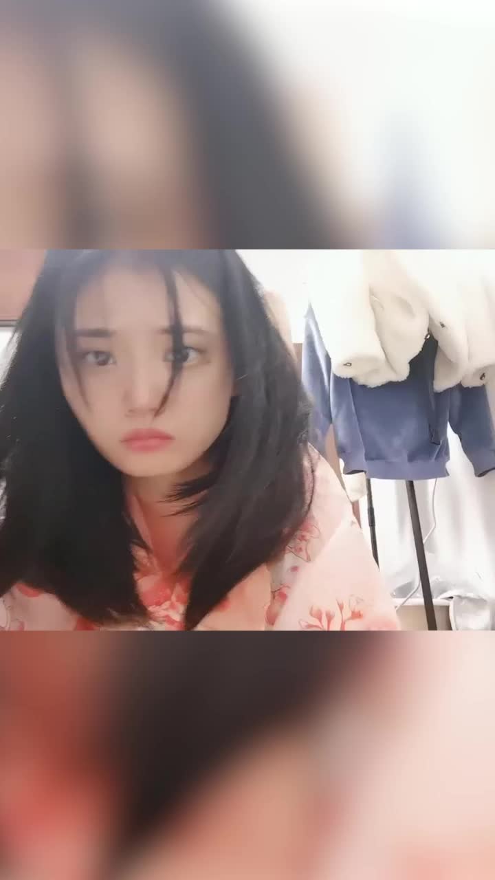 Cô bạn gái xinh xắn, da hồng hào, lộ mặt và quan hệ với cô ấy.