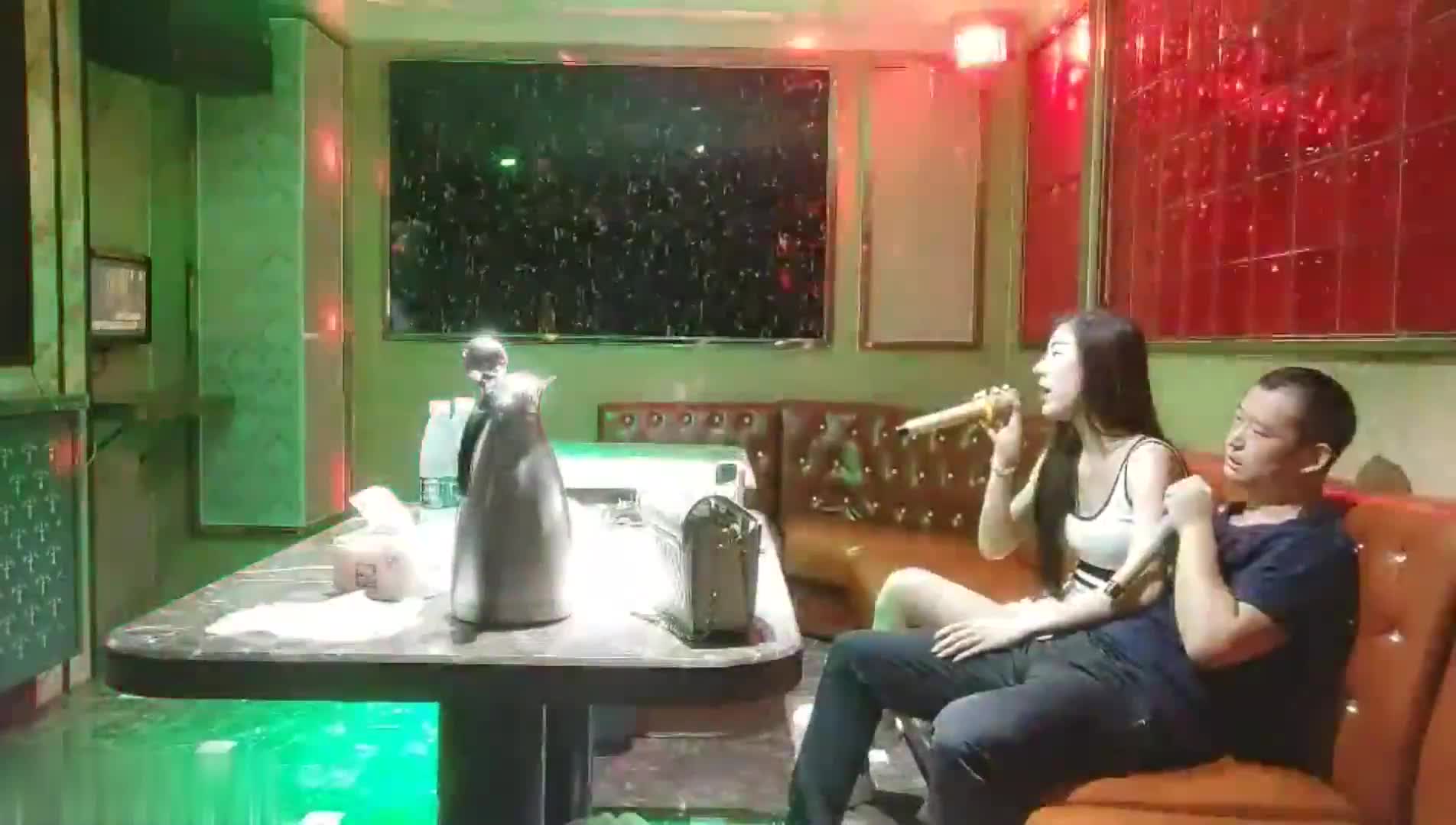 KTV leidenschaftliches Duo tanzt, hebt die Kleidung hoch und knetet, spreizt die Beine auf dem Sofa und fickt hart!