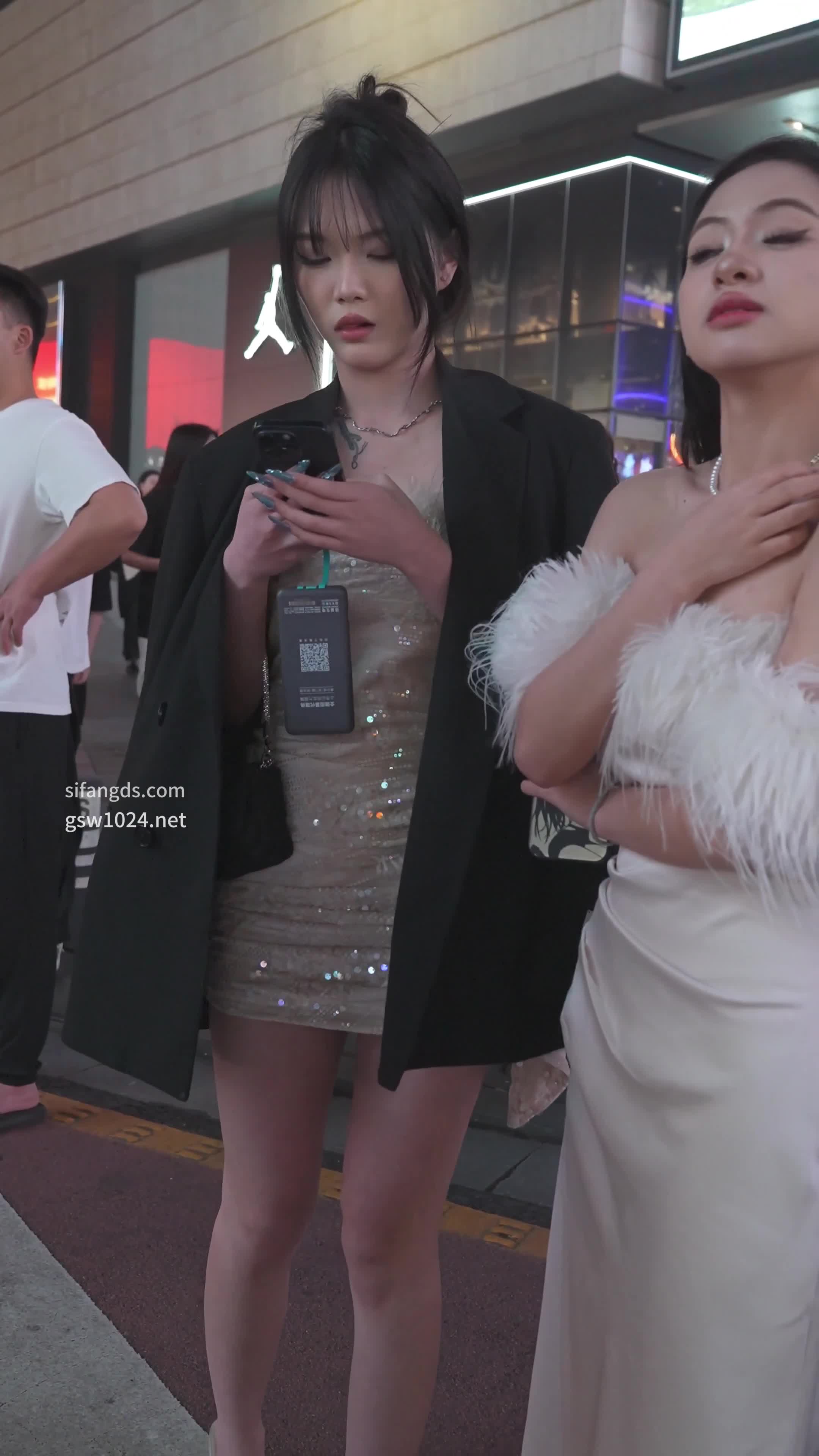 나이트 클럽은 풍만한 자매의 집으로 돌아가고 싶어, 짧은 양 미스 팬티는 꽤 귀엽다!