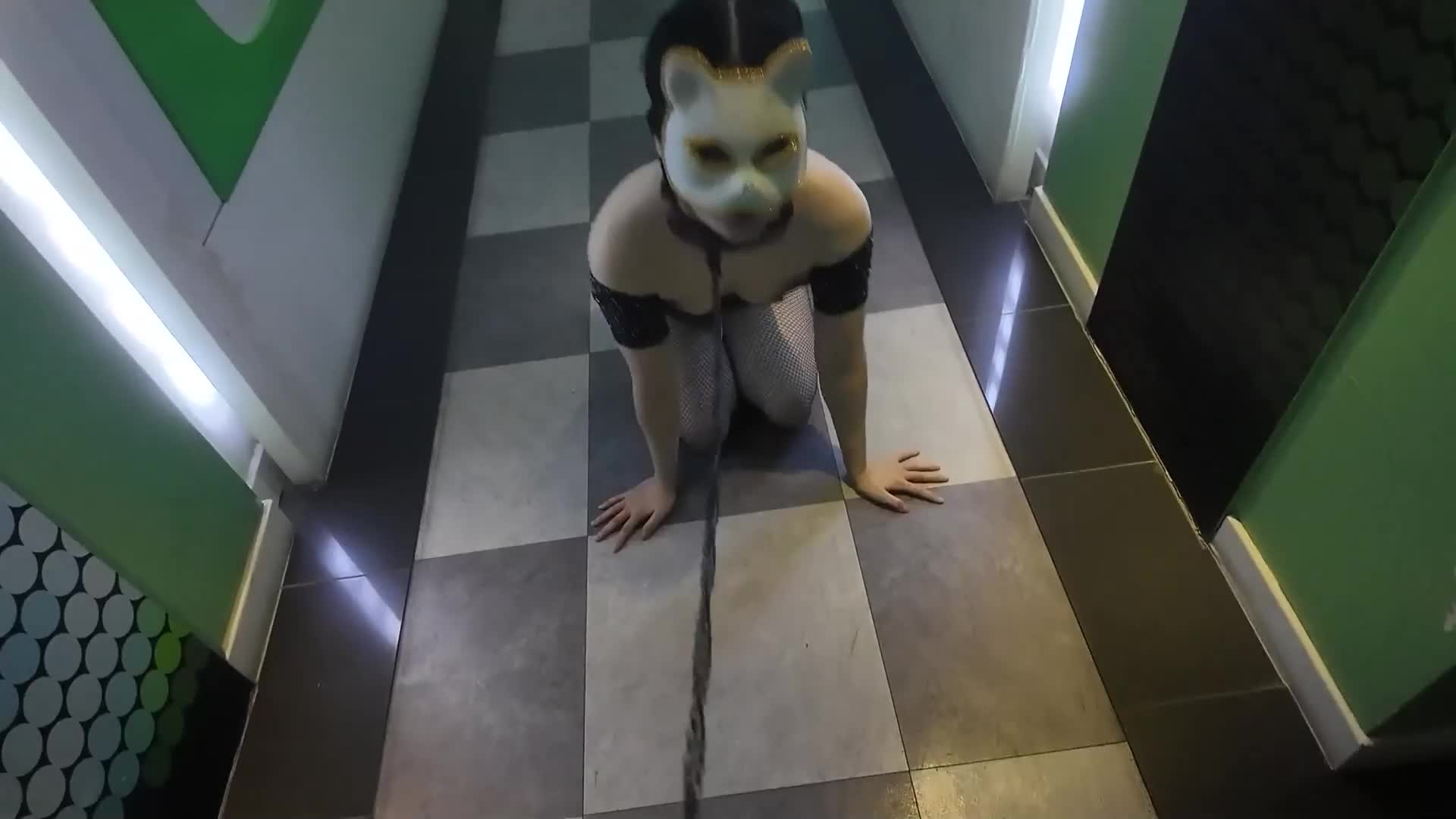 Sono qui per fare il bagno alla cagnetta che ho addestrato! È un po' sporca per via dell'aria aperta e ha bisogno di essere pulita con un bastone da carne.