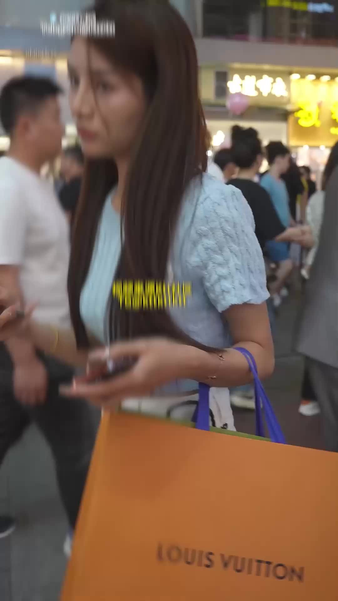 Street shoot bottom sneak peep ultra-short package hip white denim skirt beauty shopping, all the way to follow the shooting pink thong denim skirt comes with a very thin lining