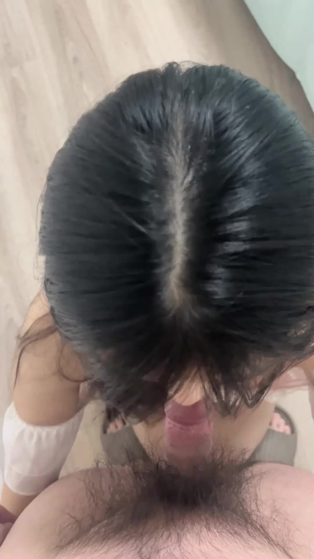 Garganta profunda numa rapariga pequena e bonita e pressionando a sua rata delicada contra o chão.