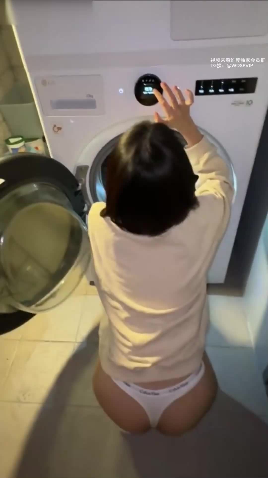 zhen禎 borrifou muita água. Os lençóis estão tão molhados.