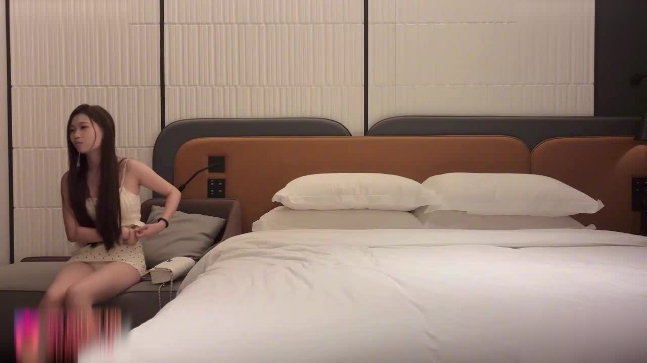 Hôm nay hẹn gặp một em gái học sinh tiểu học làm thêm, lại còn là một em gái ngây thơ, lồn lông thưa thớt và hồng hào, rõ ràng là chưa có nhiều kinh nghiệm làm tình, làm tình với em ấy thật là tuyệt vời.