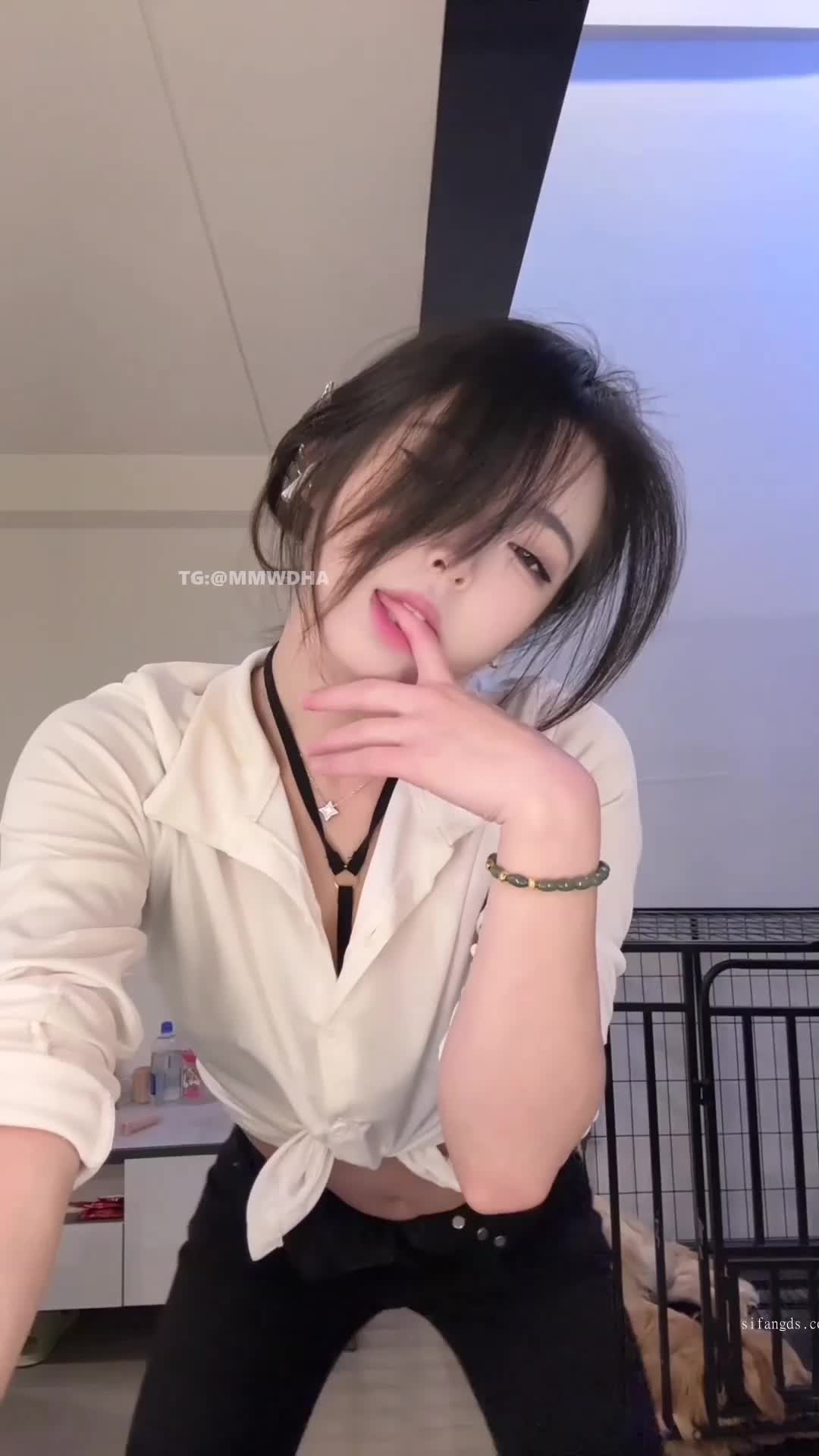 Apaixonada pela sedução da dança de sedução de Yuwan, ela tem um rosto bonito e um bom corpo com abdominais!