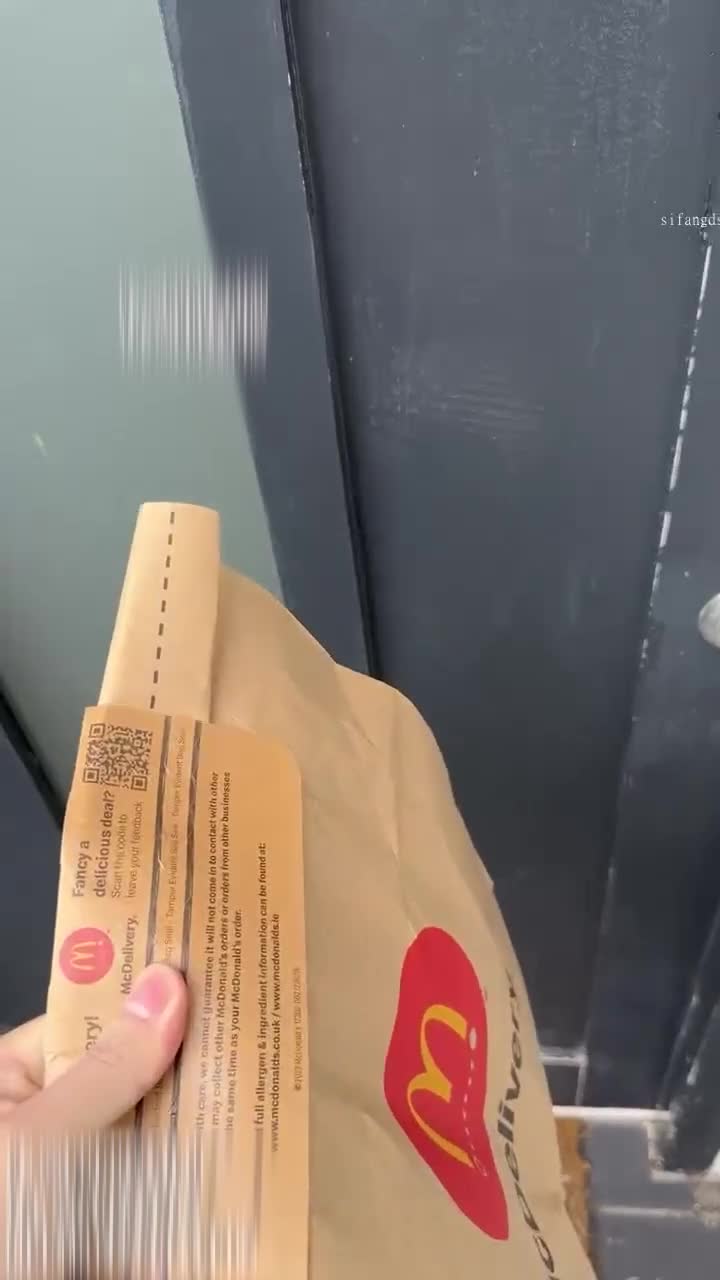 Người giao hàng có sướng thế à? Giao đồ ăn cũng có thể được "chơi"! Cô nàng dâm đãng, mọng nước sẽ giúp bạn "oral sex"～