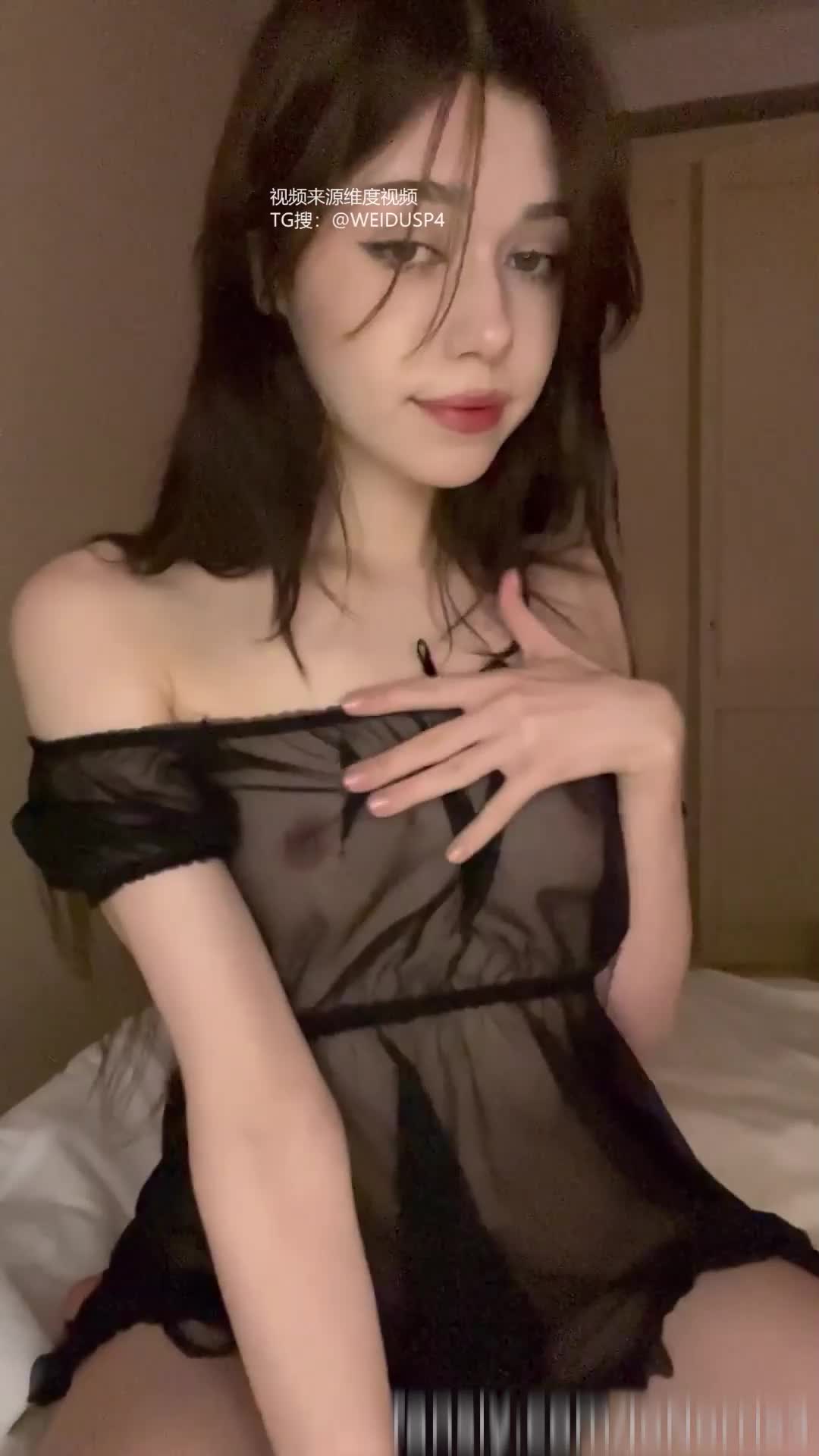 Hermanos, la cabeza R oculta de una camiseta de pijama negra te la pone dura.