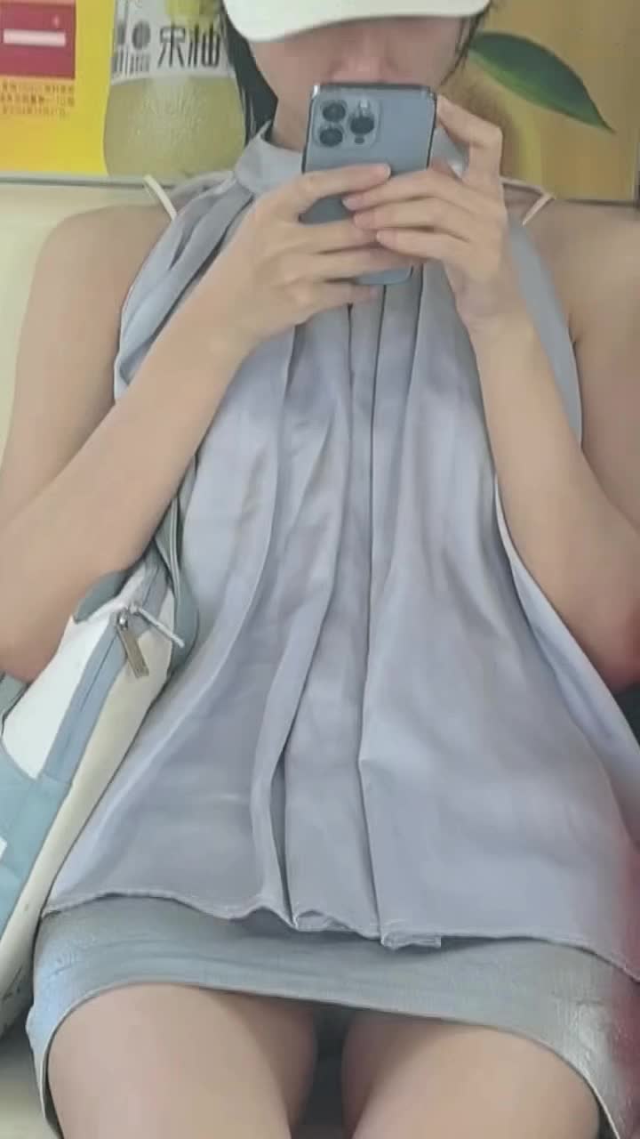 套路调教视频 - 今日电车偷拍惊喜：对面小姐姐底裤走光啰！