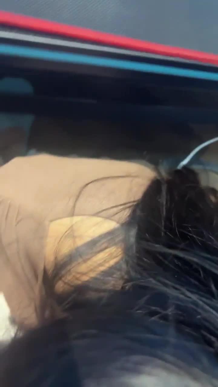 Quem pode jogar um jogo quando a sua namorada está a chupar uma pila debaixo da mesa? Leva-a para a cama e fode-a.