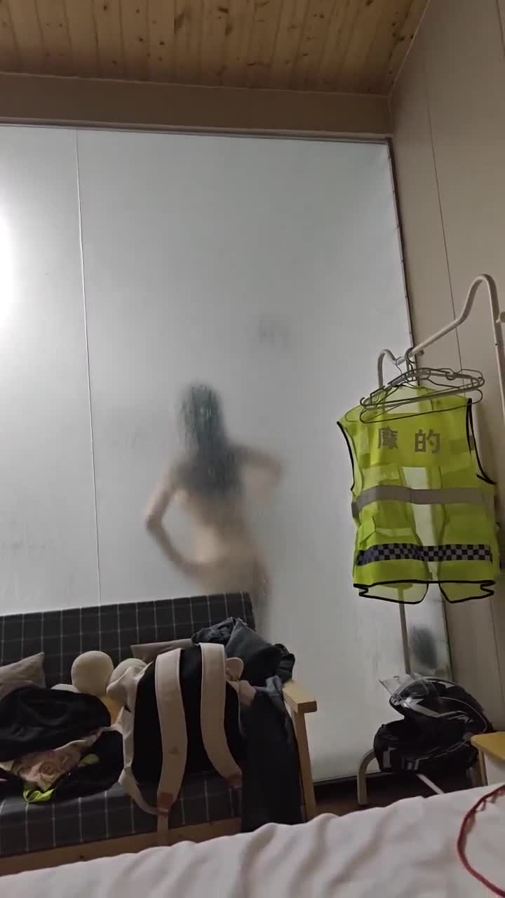 La petite fille blanche qui se trouve en dessous a l'impression de devenir folle d'orgasme et continue à changer de baise.