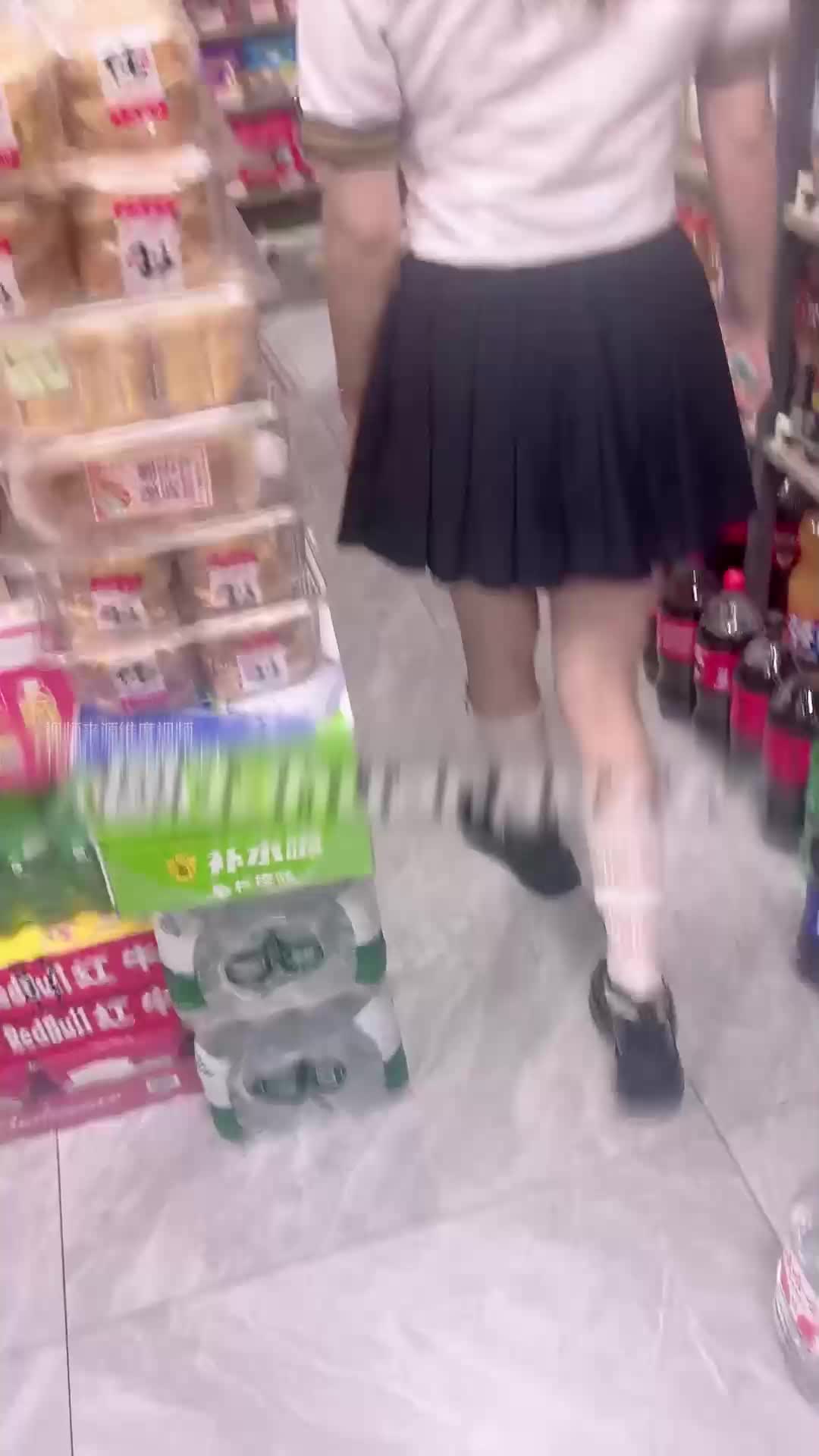 제복을 입은 소녀를 따라 집으로 가서 섹스와 스노깅을 시작하세요.