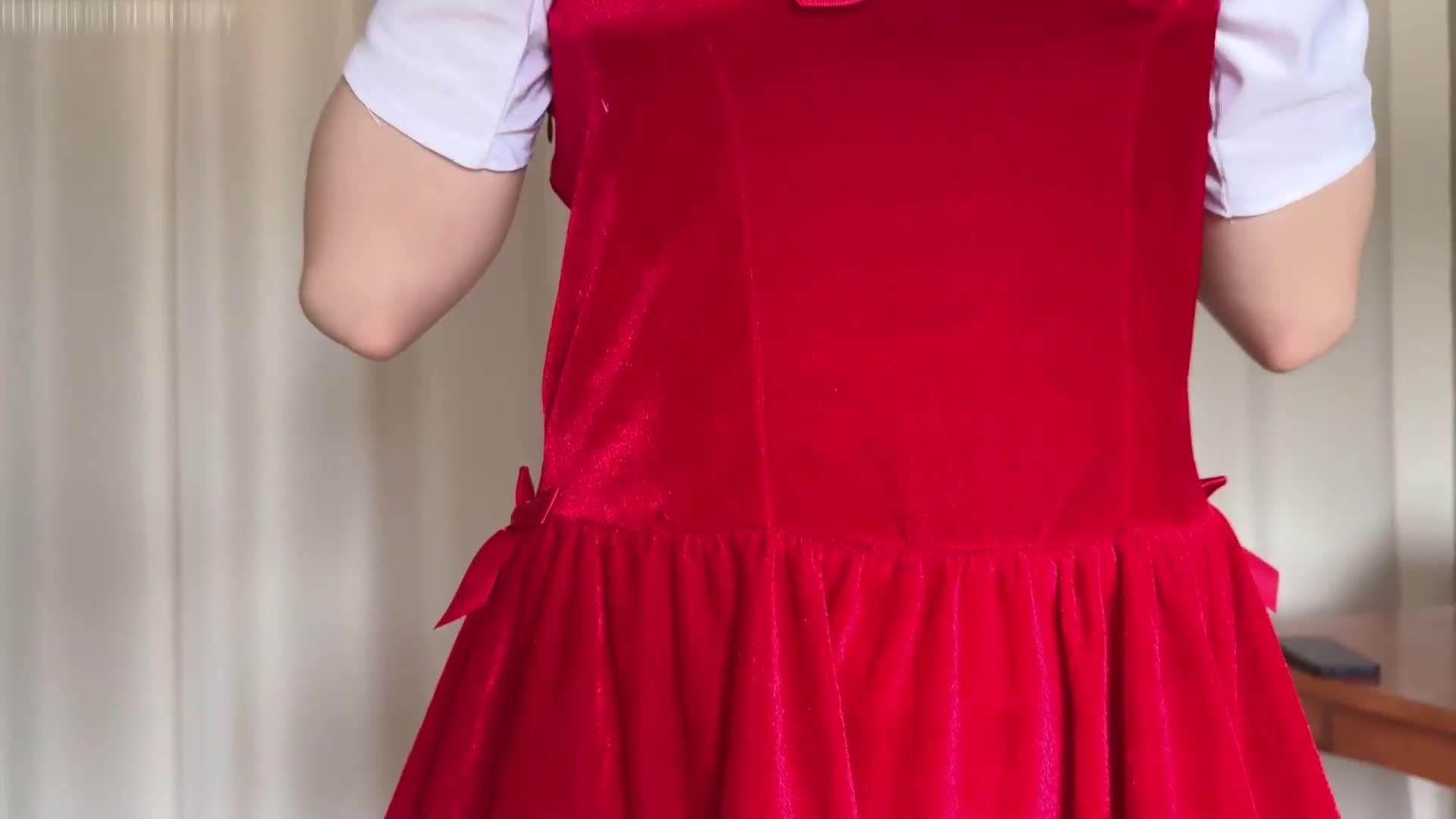 Miss Christmas ist gekommen, um einer Jungfrau ein Geschenk zu machen.