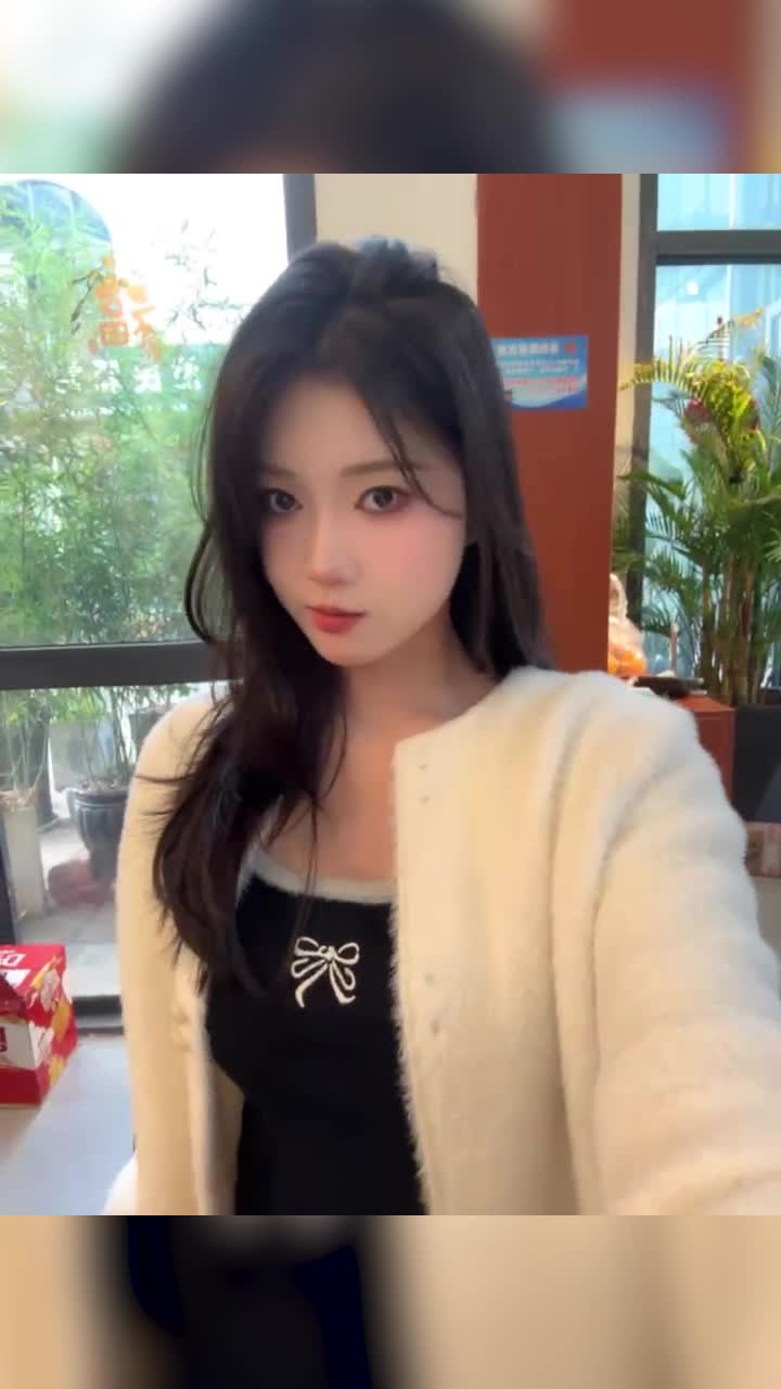 Девушка-второкурсница, которую ее парень тренирует быть настоящим топом.