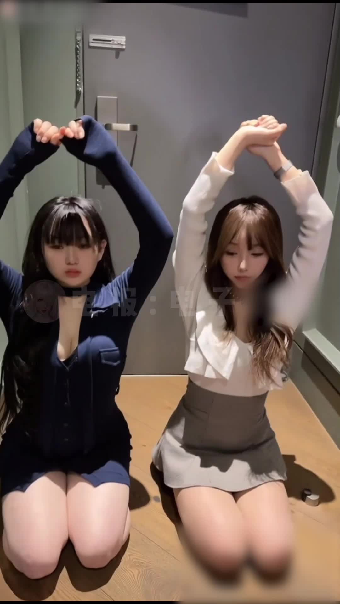 원앙탕에서 섹스를하는 여자친구와 러브츄 4P