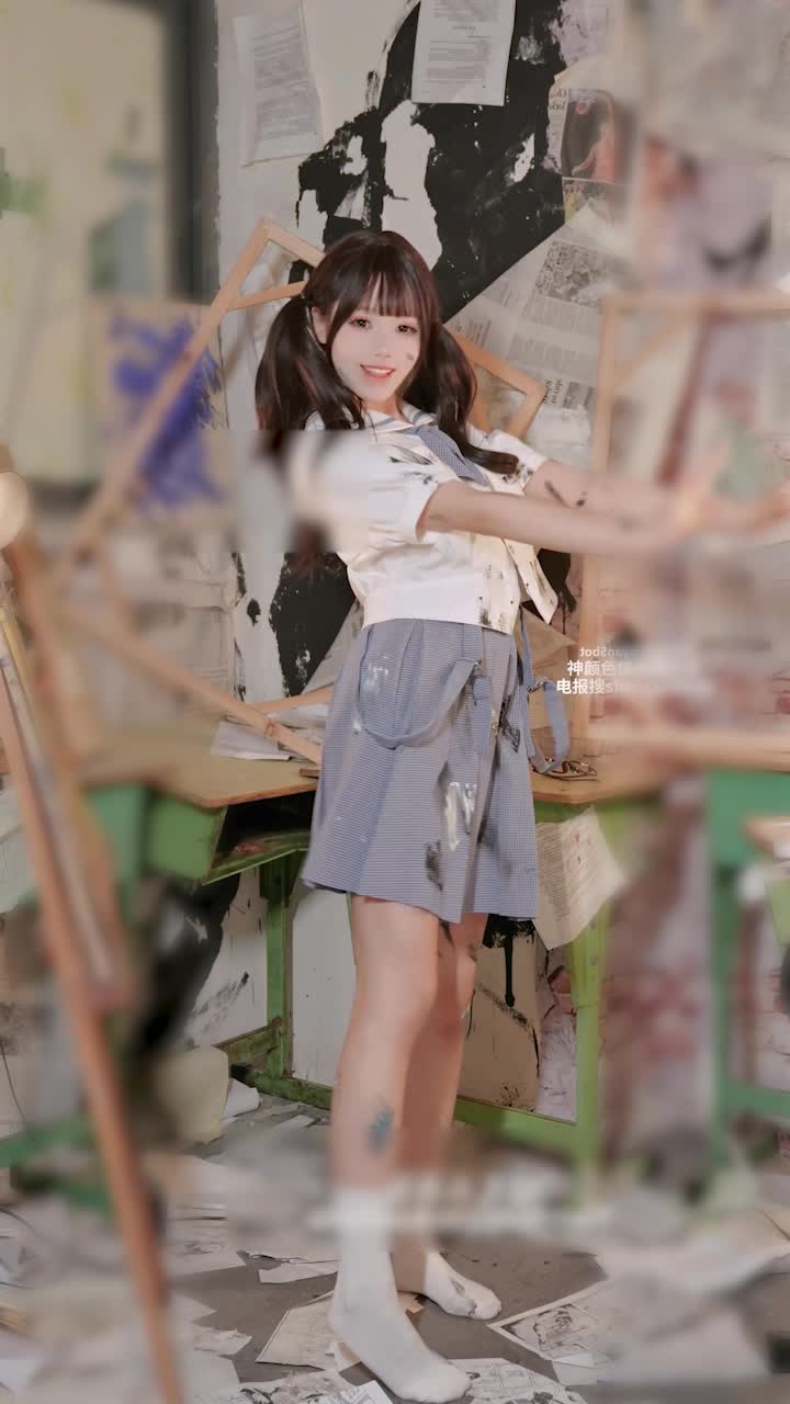 巨乳の少女が踊り、服を脱ぎ捨てる！