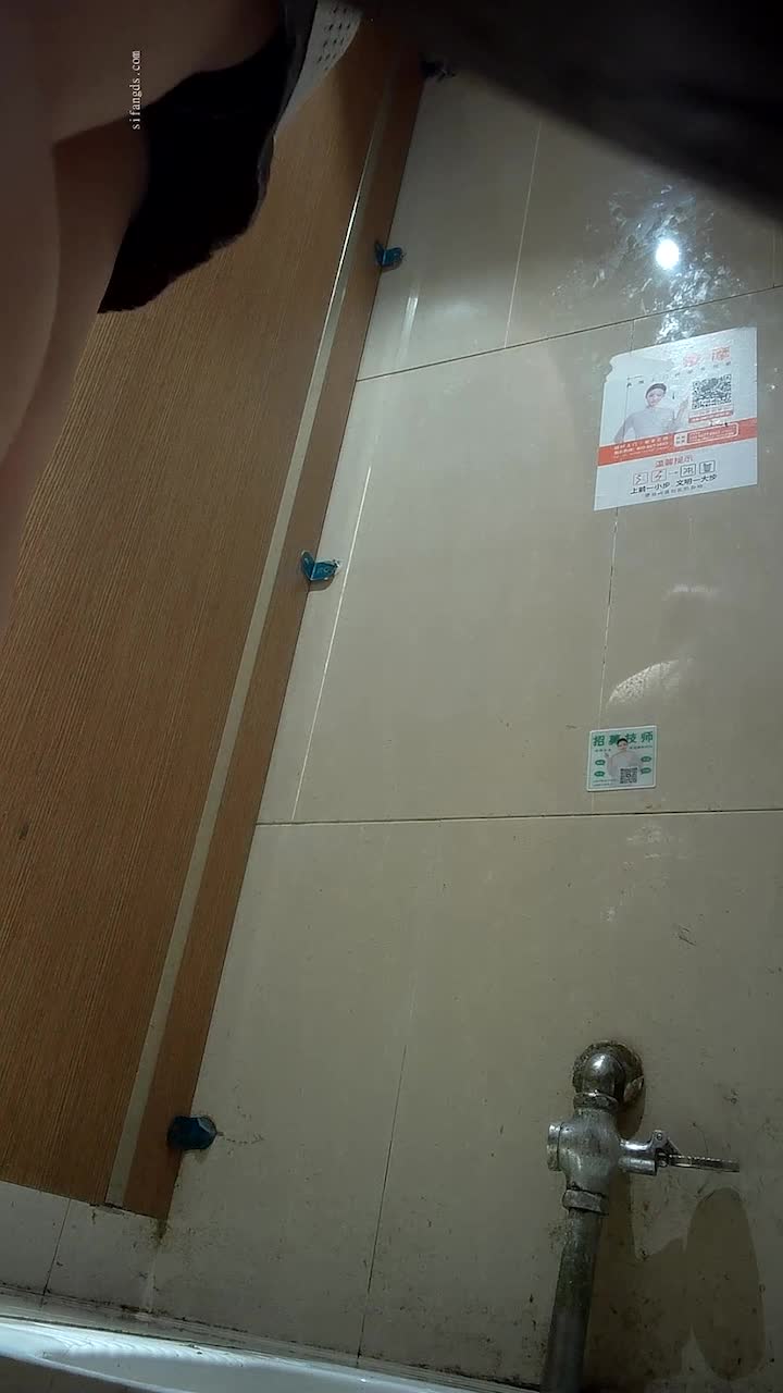 Toilet secretly filmed a beautiful girl peeing