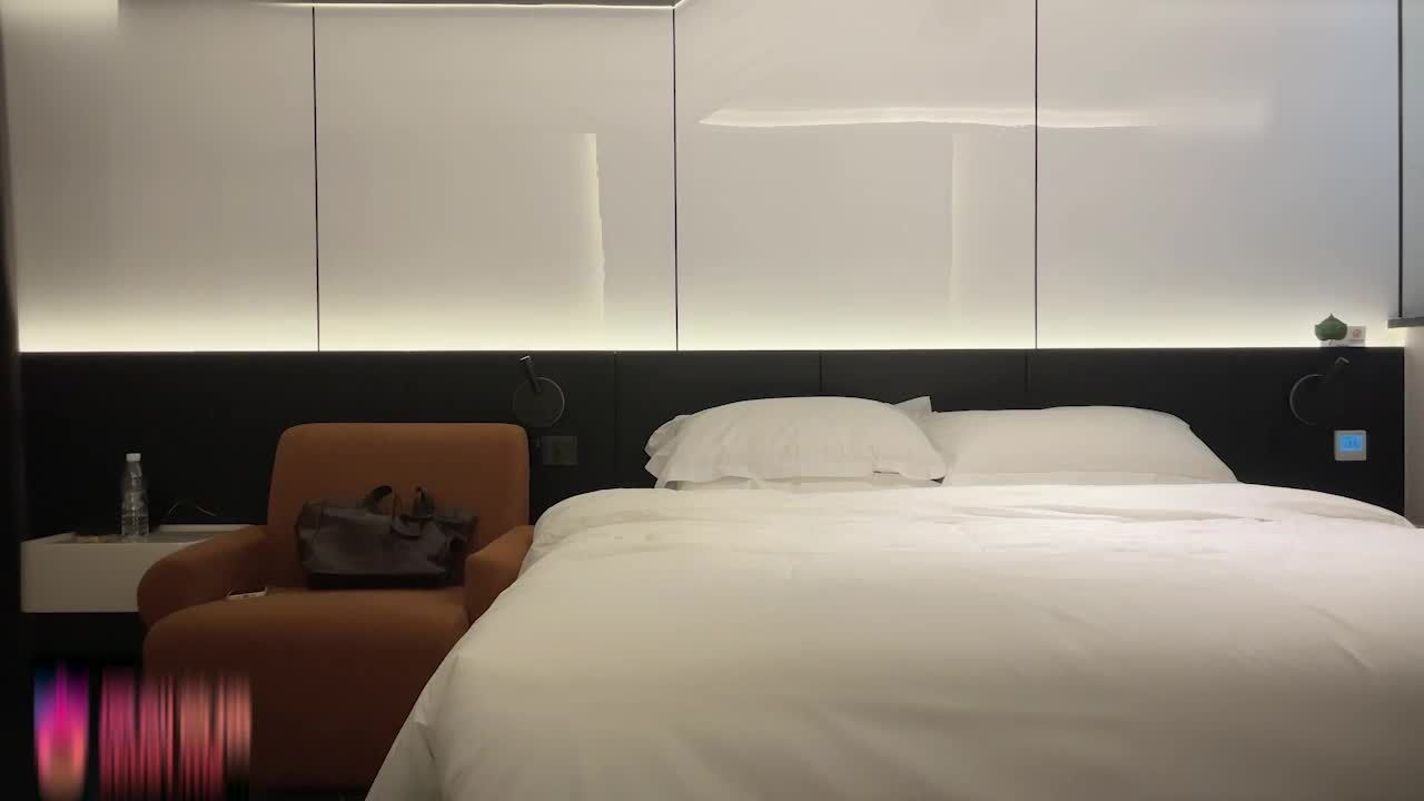 Hoje, por causa da irmã, para comer carne, como se estivesse a comer gelados deliciosos, no meio dos dois, secretamente, puxa o preservativo, não muito habilidoso, quase encontrado pela minha irmã!